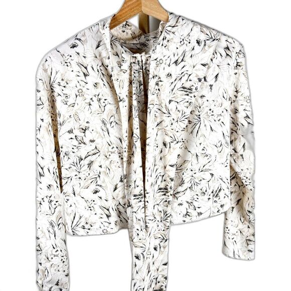 Astr Tops - ASTR the Label Cropped Long Sleeve Cream Floral Blouse w/ Bow EUC XS